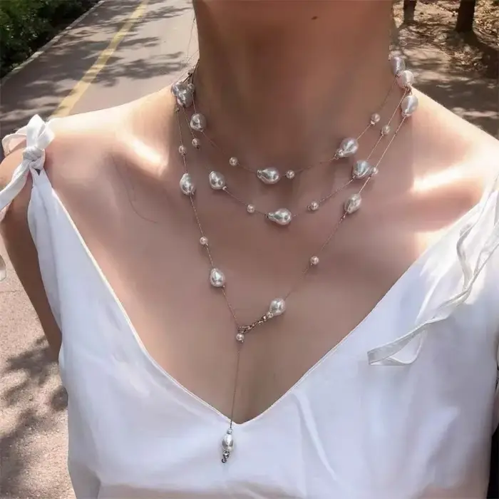 Collier de perles superposées