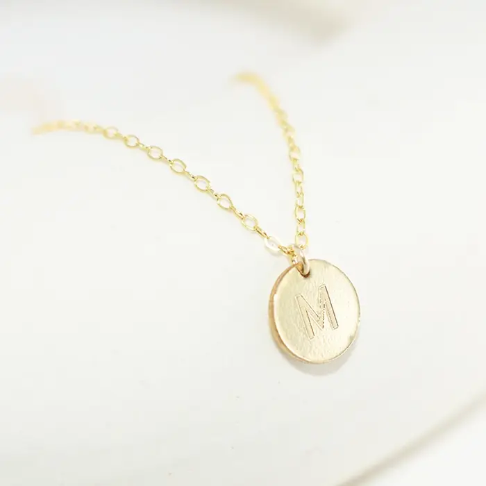 Sautoir fait main avec pendentif en forme de pièce de monnaie or rempli pour femmes, bijou pour soirées spéciales, collier avec chaîne de maillons, bijou hypoallergénique et résistant à l'usure