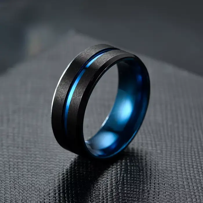 Bague gravée sur mesure pour hommes.