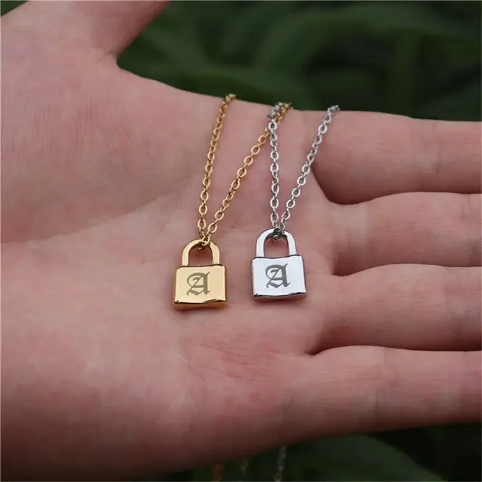 Collier avec pendentif cadenas initial en acier inoxydable