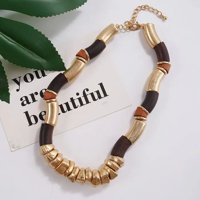 Collier ras du cou en bois et or de luxe, accessoire de mode pour brunch, rendez-vous, tenues élégan