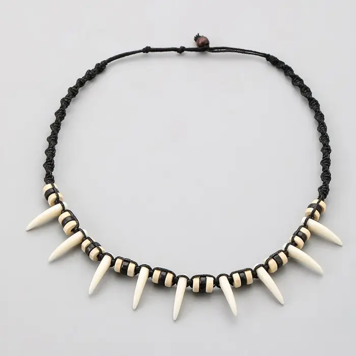 Collier dents de loup bohème tissé à la mode