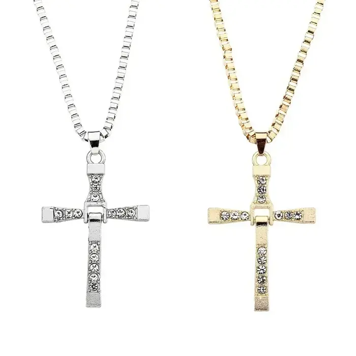 Collier pendentif croix pour homme en zircone cubique avec chaîne boîte style fashion commuter et finitions dorées pour homme élégant