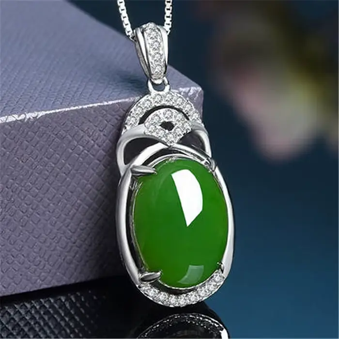 Collier pendentif en jade vert naturel élégant pour femmes occasions spéciales talisman de chance et de tranquillité
