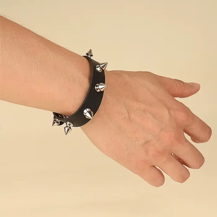 Bracelet punk gothique en cuir noir avec rivets à pointes et marquage à chaud pour homme et femme occasions spéciales