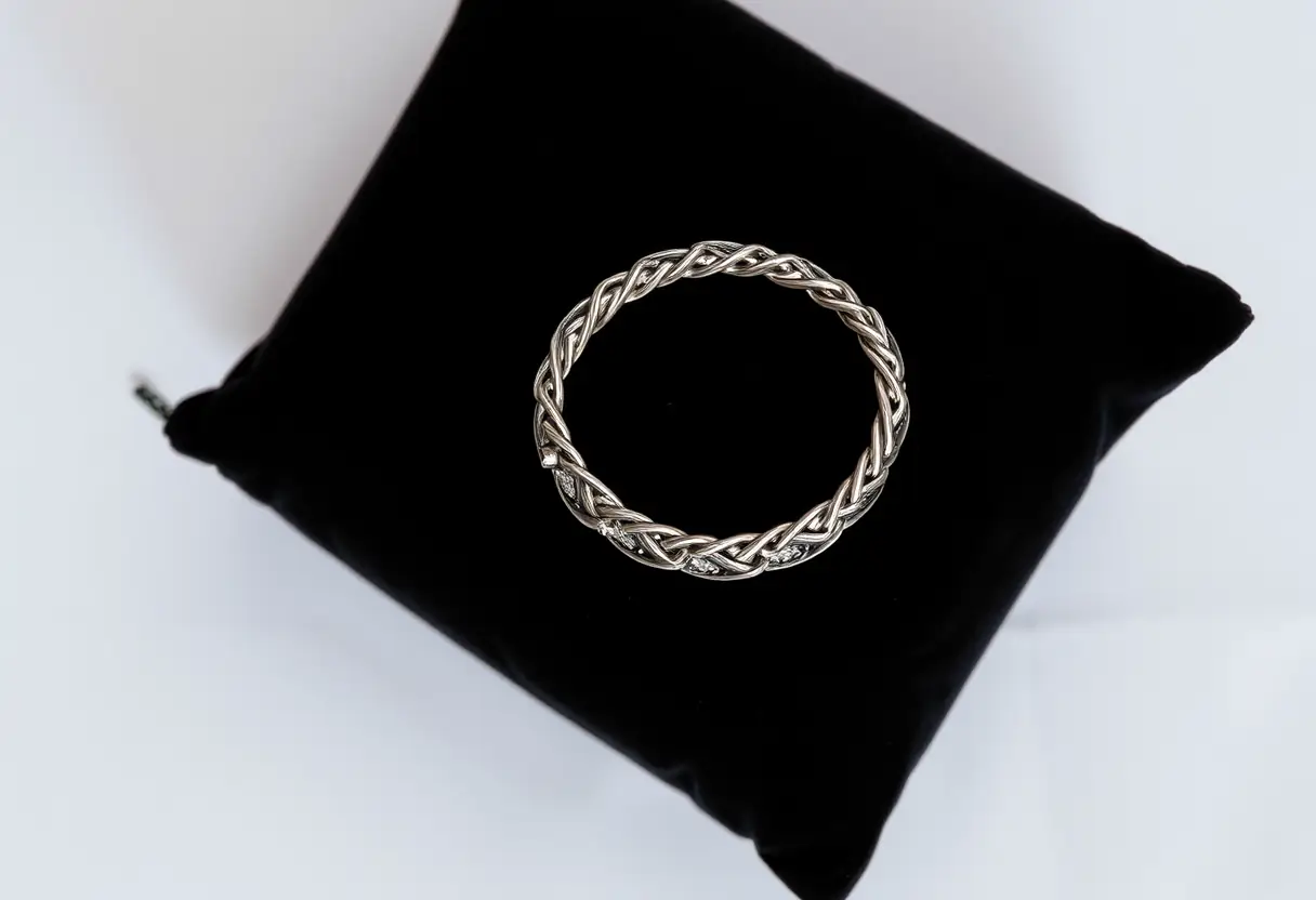 Bracelet en argent sur velours