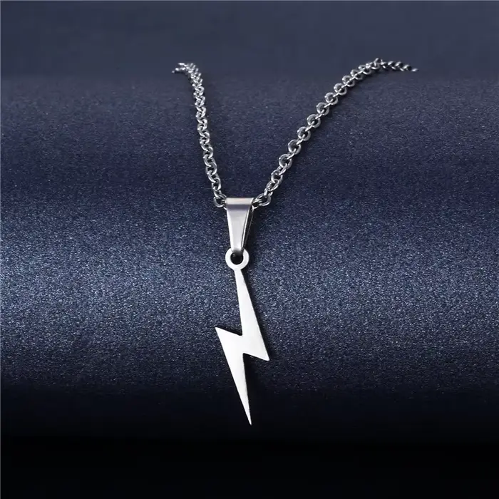 Collier éclair en acier inoxydable - Bijou de mode urbaine personnalisé avec design ajouré - Accesso