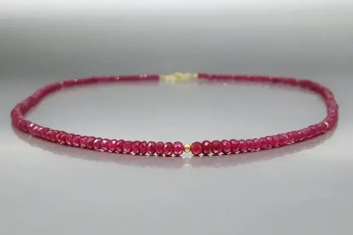 Collier de perles rondes à facettes en rubis rouge naturel (4-2 mm)