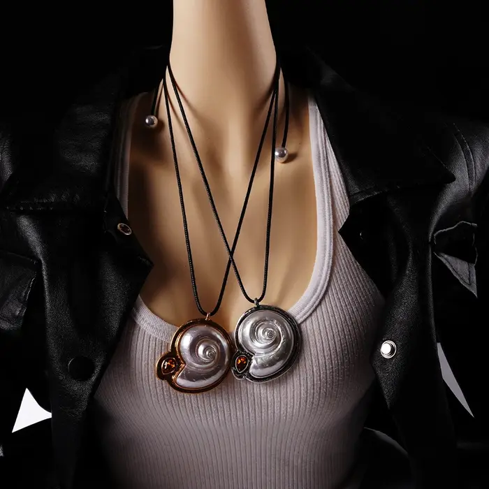 Grand Collier Conque Blanc, Pull-Over
