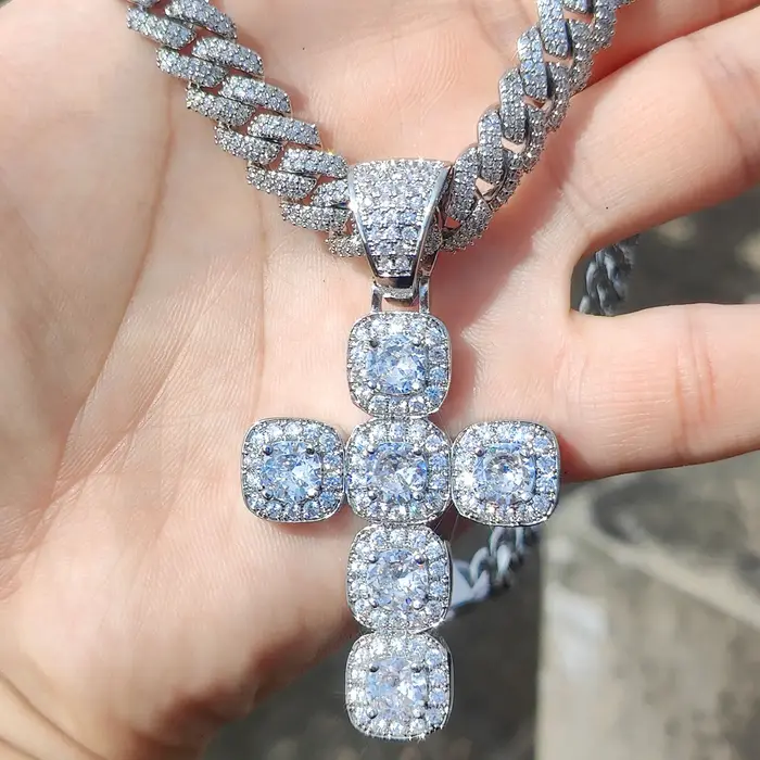 Collier en diamant glacé avec croix de jésus
