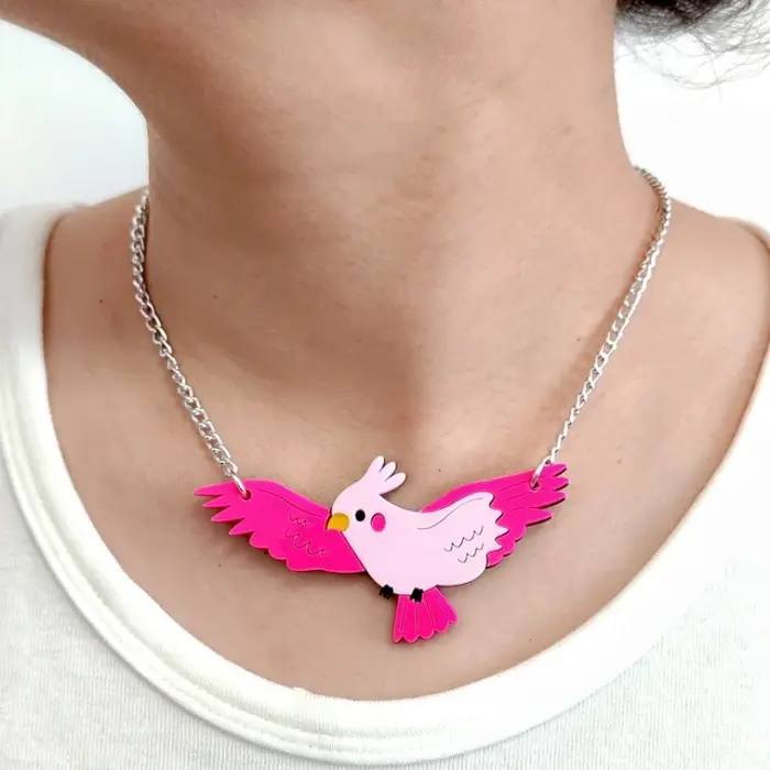 Collier court perroquet rose en acrylique pour femme