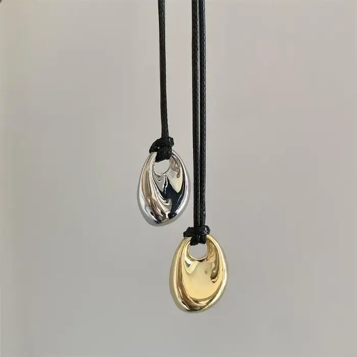 Collier réglable en cuir PU