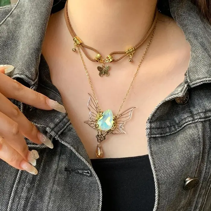 Collier vintage avec ailes en strass