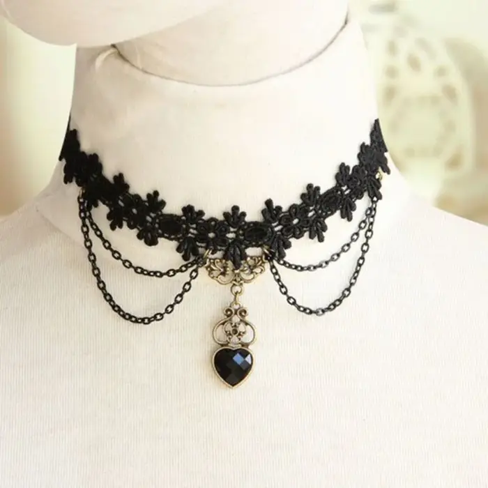 Collier en dentelle noire personnalisée