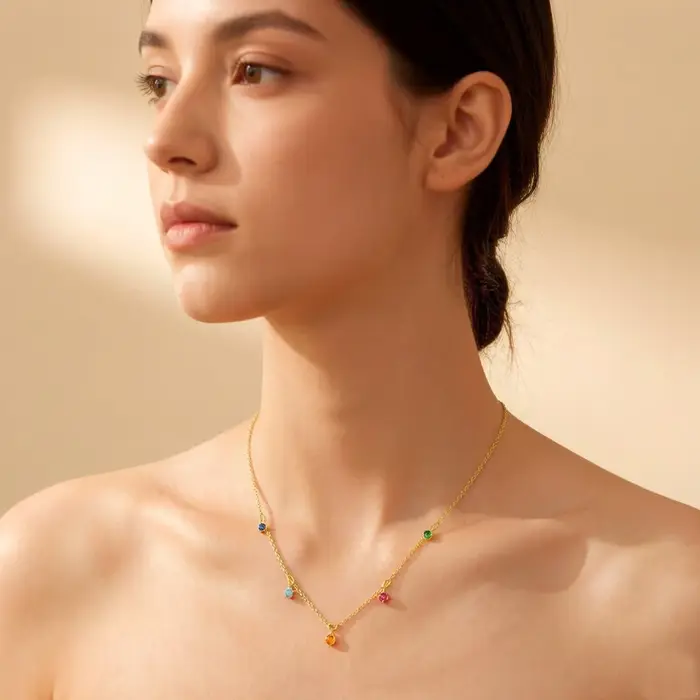 Collier en pierres colorées dorées