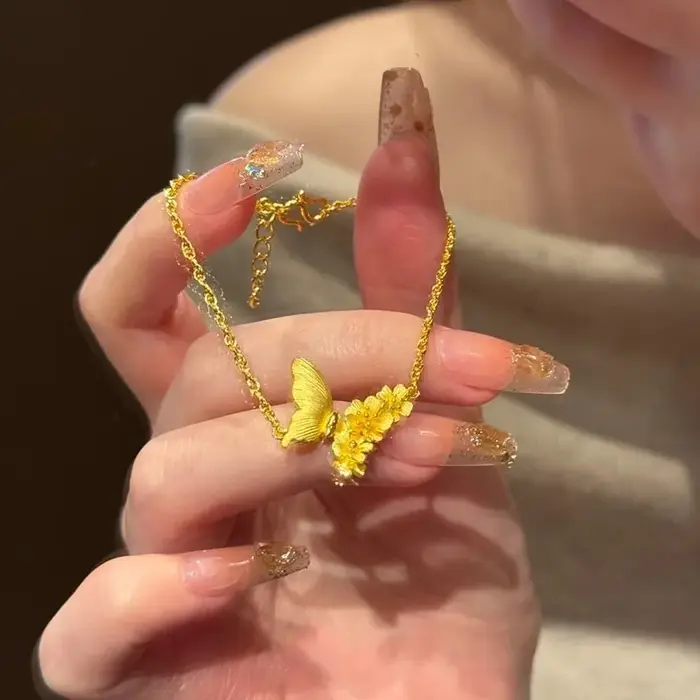 Colliers en or avec perles brossées dorées