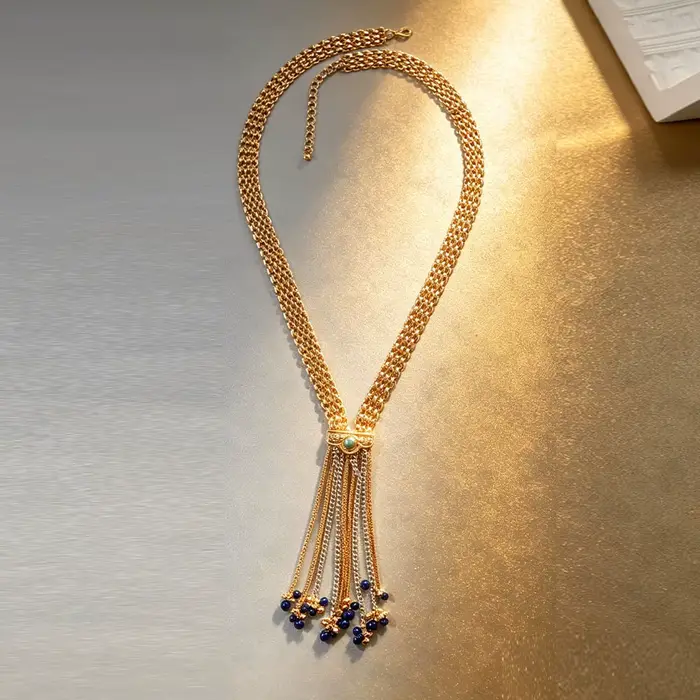 Collier lariat à pampilles en maille métallique, chaîne principale large en maille dorée tissée à la main, incrusté de cabochon vert naturel, superposé multicolore