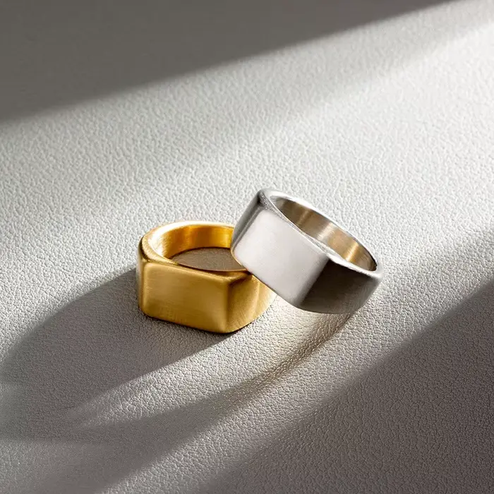 Bague signet rectangulaire en acier inoxydable 316L avec finition d'argent pour hommes, design géométrique classique pour toutes occasions