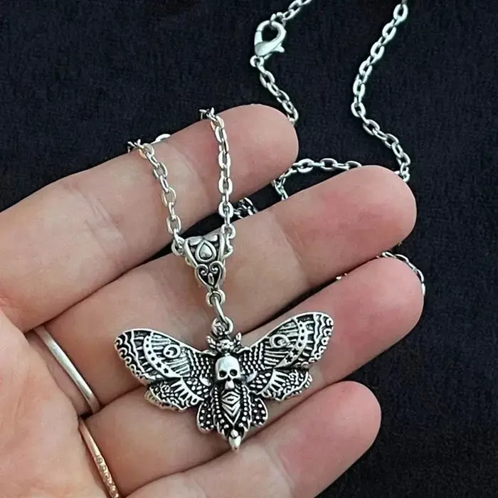 Collier pendentif Death Moth néo-gothique zinc bleu chaîne de maillons 25mm pour femmes et hommes occasions spéciales goth rock emo