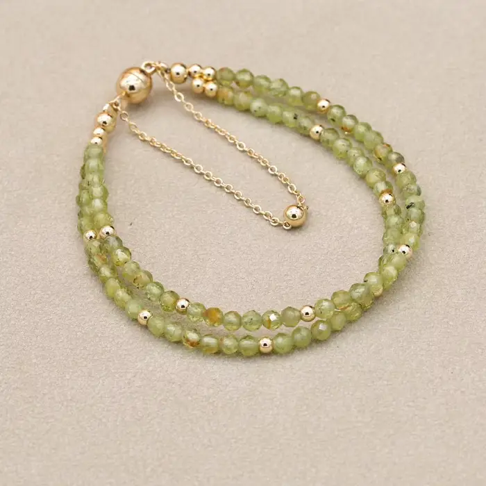 Bracelet de perles bohème simple et élégant double couche de perles de cristal olivine avec fermoir aimant pour femmes occasions spéciales