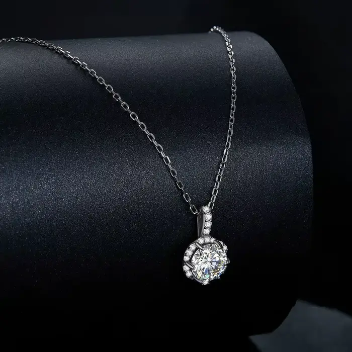 Collier Moissonite 1CT en Argent Sterling 925 Entouré de Zircon Pour Fêtes Spéciales Femmes