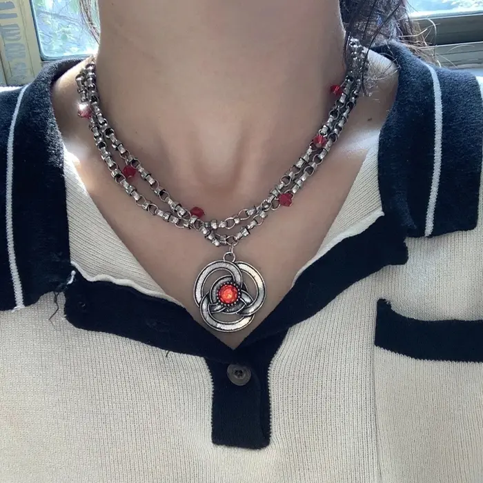 Collier pendentif multicouche en alliage