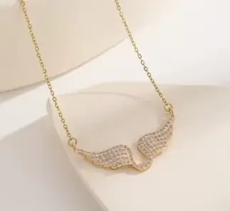 Collier pendentif ailes d'ange en zircone cubique luxueux et exquis pour femmes occasions spéciales elegance protection style moderne originalité