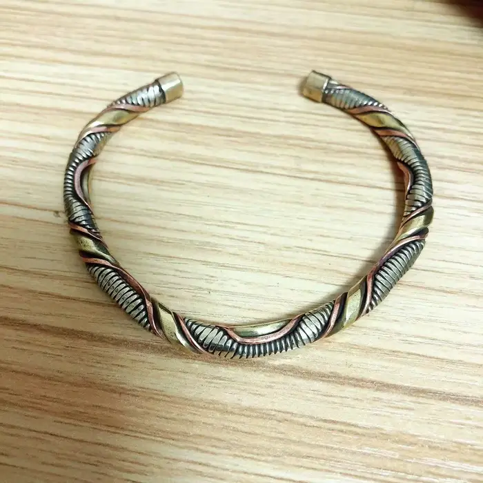 Bracelet de manchette pour femme en alliage de cuivre motif fleur fait à la main ajustable et élégant pour usage quotidien et cadeau