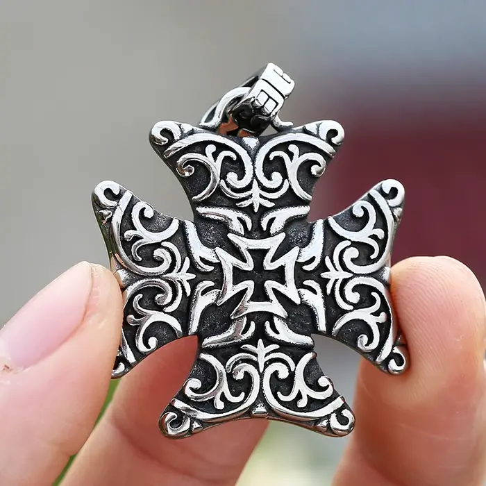 Collier Long Pendentif Croix Rayée avec Nom Gravé