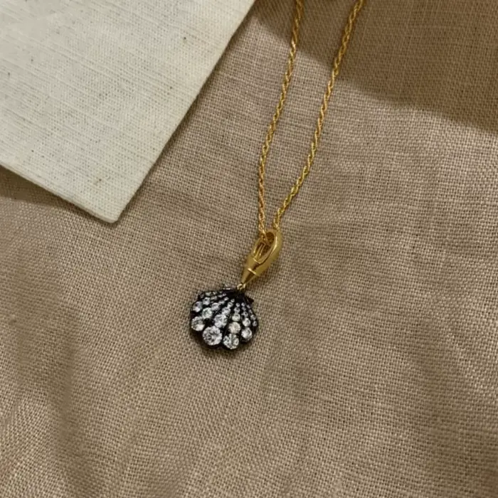 Collier en coquille noire vintage style hip hop avec incrustations de diamants, bijoux de mode fémin