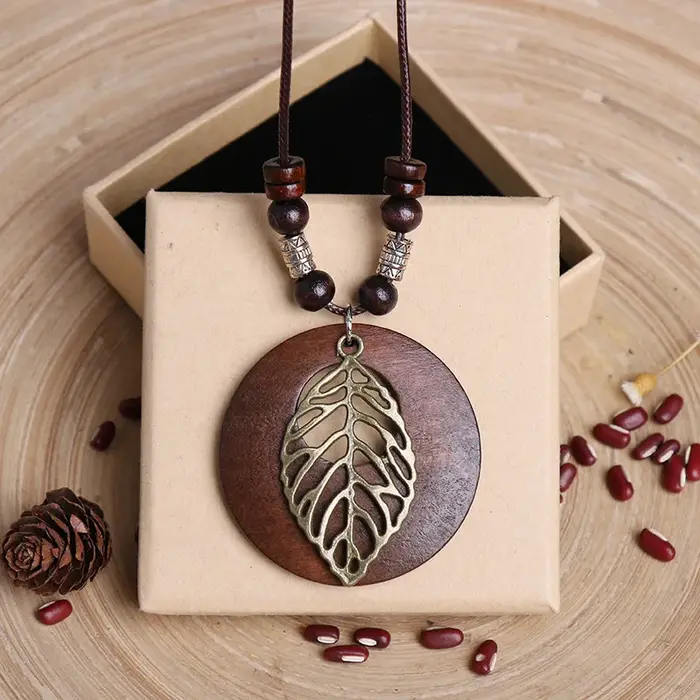 Collier en bois style ethnique feuilles de hibou pendentif perlé pour femmes occasions spéciales traditionnel vintage