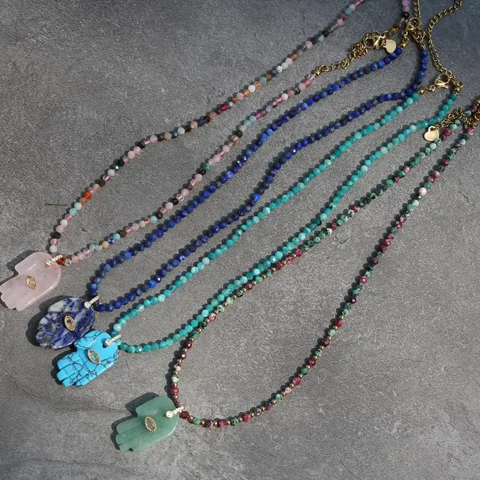 Collier en pierres naturelles avec pendentif œil de démon et main de Bouddha