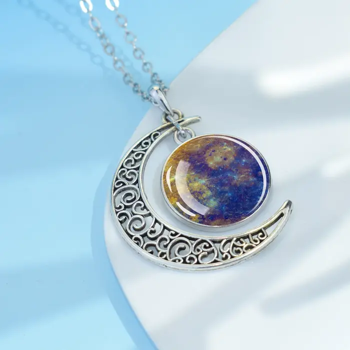 Collier en alliage de zinc avec pendentif en verre saturne design galaxie lune pour femmes occasions spéciales