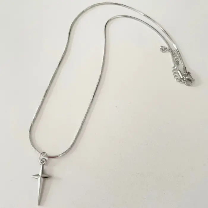 Collier élégant avec pendentif étoile croix