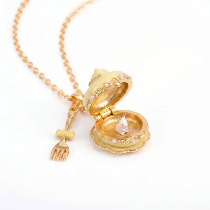 ☺ Collier pendentif mini boîte à gâteau mignonne, fait main en émail, avec petite fourchette, bijou 