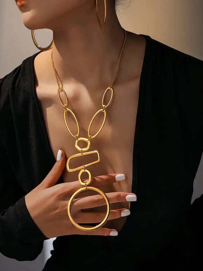 Collier long élégant à motif géométrique ajouré
