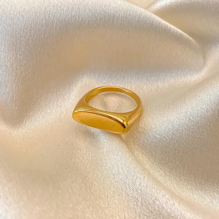 Bague signet plaquée or 18 carats
