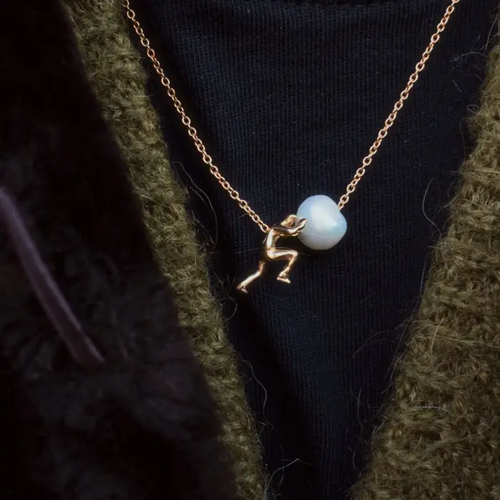 Nouvel Arrivage Collier pour Femme avec Pendentif Perle Motif Petite Figurine en Action