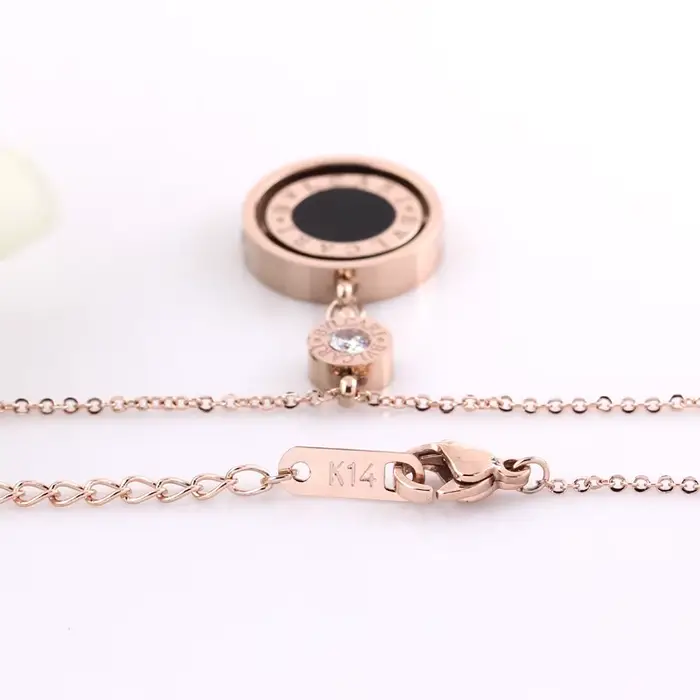 Collier Double cercle en acier inoxydable avec chiffres romains pour femmes, pendentif tournant noir et blanc, Double face, bijoux de fête