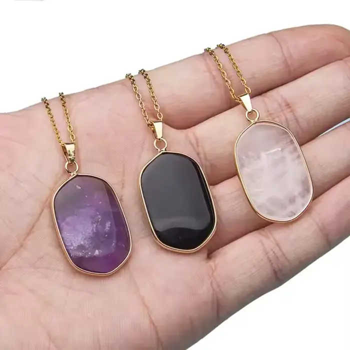 Collier pendentif en pierre de cristal naturel