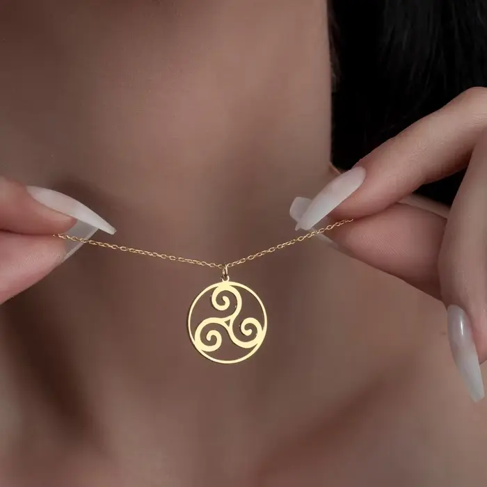 Collier Triskelion en acier inoxydable symbole celtique spiritualité irlandaise pour femmes occasions spéciales bijou de style classique