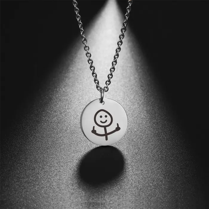Collier Skyrim amusant avec pendentif bâtonnet homme-douxche gravé pour femme