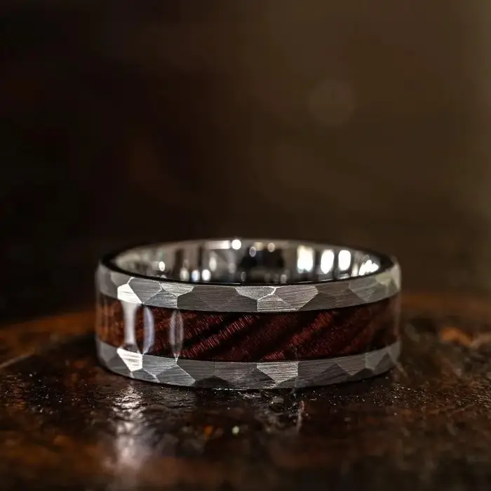 Bagues en acier inoxydable pour hommes, couleur argent martelé, 8MM, anneaux en bois de Koa pour hommes, bijoux de mariage, bague de fête, livraison directe