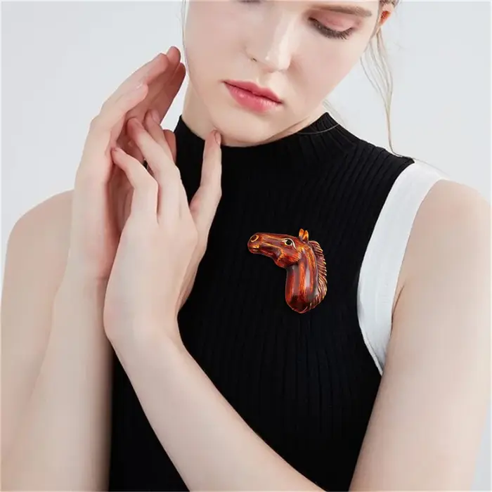 Broche de luxe baroque avec un beau motif d'animal cheval pour hommes et femmes