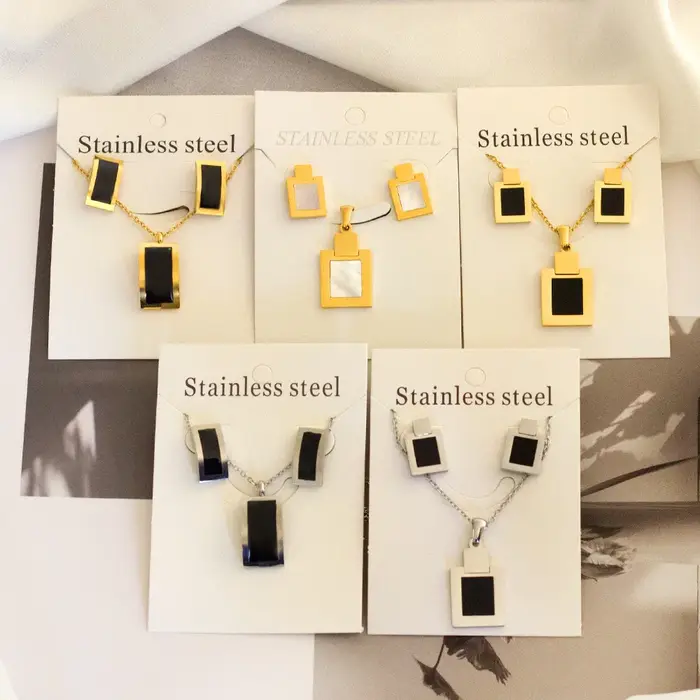 Ensembles de bijoux géométriques acier inoxydable plaqué or 18 carats collier et boucles d'oreilles pour femmes et unisexe occasions partys elegance moderne