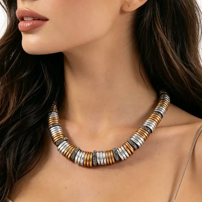 Collier contemporain en métal mélangé à disques superposés, ton or et argent, avec cristaux étincelants, bijou statement pour tenue de soirée