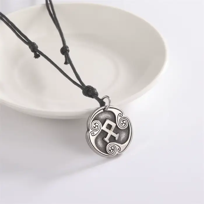 EUEAVAN Collier Rétro Mystérieux avec Runes, Bijoux Viking, Chaîne en Corde Réglable, Pendentif en Acier Inoxydable, Bijou Amulette